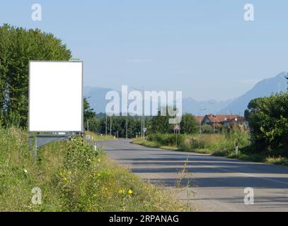 Eine leere Plakatwand am Rande einer Landstraße Stockfoto