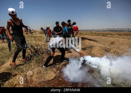 (190515) -- GAZA, 15. Mai 2019 -- palästinensische Demonstranten treffen mit israelischen Truppen an der Grenze zwischen Gaza und Israel, östlich des Gazastreifens, 15. Mai 2019. Mindestens 47 Palästinenser wurden am Mittwoch bei ihren Zusammenstößen mit israelischen Soldaten verletzt, während sie den 71. Jahrestag des Nakba-Tages oder des Tages der Katastrophe, den Tag nach der Unabhängigkeitserklärung Israels im Jahr 1948, begehen. ) MIDEAST-GAZA-CLASHES Stringer PUBLICATIONxNOTxINxCHN Stockfoto