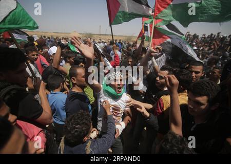 (190515) -- GAZA, 15. Mai 2019 -- palästinensische Demonstranten treffen auf israelische Truppen an der Grenze zwischen Gaza und Israel, östlich der Stadt Khan Younis im südlichen Gazastreifen, 15. Mai 2019. Mindestens 65 Palästinenser wurden am Mittwoch bei Zusammenstößen mit israelischen Soldaten verletzt, die an der Grenze zwischen dem östlichen Gazastreifen und Israel stationiert waren, sagten Mediziner. MIDEAST-GAZA-KONFLIKTE KhaledxOmar PUBLICATIONxNOTxINxCHN Stockfoto