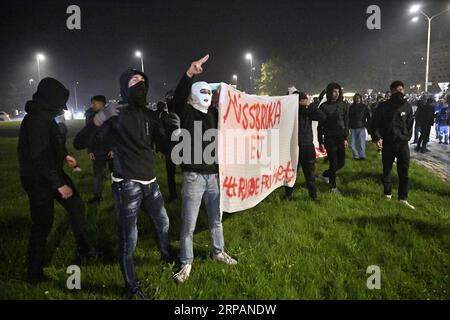 MALMÖ, SCHWEDEN 20230904A Banner mit dem Text "Nein zu Koran Burning. Missbrauchen Sie nicht die Meinungsfreiheit, die im Kreisverkehr von Ramel väg steht. In der Nacht vom Montag auf den Ramels väg in Rosengård in Malmö brennt eine große Anzahl von Autos. Laut der Website der Polizei wird der Vorfall als gewalttätiger Aufstand und Steinwurf klassifiziert. Neben den oberirdischen Autos gibt es auch einen Brand in einer Garage mit Rauch, der die Treppenhäuser in einem Wohnhaus auf Ramel väg ausbreitet. Foto: Johan Nilsson/TT/Code 50090 Credit: TT News Agency/Alamy Live News Stockfoto