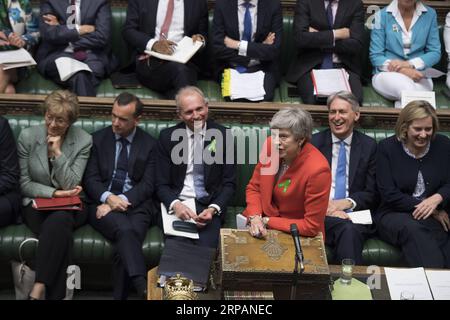 (190516) -- PEKING, 16. Mai 2019 () -- die britische Premierministerin Theresa May (Front) nimmt am 15. Mai 2019 an den Fragen des Premierministers im britischen Unterhaus in London Teil. () FOTOS DES TAGES Xinhua PUBLICATIONxNOTxINxCHN Stockfoto
