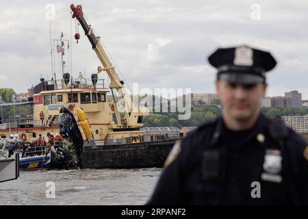 (190516) -- PEKING, 16. Mai 2019 -- Rettungskräfte arbeiten an dem Ort, an dem am 15. Mai 2019 ein Hubschrauber in den Hudson River in New York, USA, stürzte. ) XINHUA FOTOS DES TAGES LixMuzi PUBLICATIONxNOTxINxCHN Stockfoto