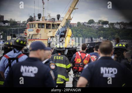 (190515) -- NEW YORK, 15. Mai 2019 -- Rettungskräfte arbeiten an dem Ort, an dem ein Hubschrauber am 15. Mai 2019 in den Hudson River in New York, USA, stürzte. Ein Hubschrauber stürzte am Mittwochnachmittag in den Hudson River in New York City und verletzte eine Person an Bord. U.S.-NEW YORK-HUDSON-RIVER-HELIKOPTER-CRASH LIXMUZI PUBLICATIONXNOTXINXCHN Stockfoto