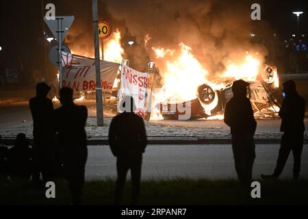 MALMÖ, SCHWEDEN 20230904A Banner mit dem Text "Nein zu Koran Burning. Missbrauchen Sie nicht die Meinungsfreiheit, die im Kreisverkehr von Ramel väg steht. In der Nacht vom Montag auf den Ramels väg in Rosengård in Malmö brennt eine große Anzahl von Autos. Laut der Website der Polizei wird der Vorfall als gewalttätiger Aufstand und Steinwurf klassifiziert. Neben den oberirdischen Autos gibt es auch einen Brand in einer Garage mit Rauch, der die Treppenhäuser in einem Wohnhaus auf Ramel väg ausbreitet. Foto: Johan Nilsson/TT/Code 50090 Credit: TT News Agency/Alamy Live News Stockfoto