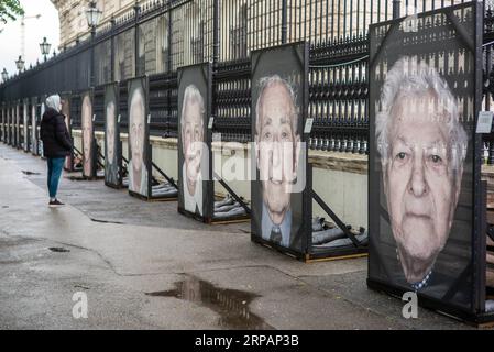 Wien, Ausstellung Gegen das Vergessen mit Porträts von Holocaust-Überlebenden 190516 -- WIEN, 16. Mai 2019 Xinhua -- Ein Bürger betrachtet Fotoporträts von Holocaust-Überlebenden im Zweiten Weltkrieg während einer Ausstellung mit dem Titel Lest We Forget on the Street in Wien, Österreich, 16. Mai 2019. Die Fotoausstellung mit Porträts des Fotografen Luigi Toscano begann am 7. Mai und dauert bis zum 31. Mai. Xinhua/Guo Chen AUSTRIA-WIEN-FOTOAUSSTELLUNG-HOLOCAUST SURVIVORS PUBLICATIONxNOTxINxCHN Stockfoto