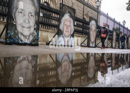 Wien, Ausstellung Gegen das Vergessen mit Porträts von Holocaust-Überlebenden (190516) -- WIEN, 16. Mai 2019 (Xinhua) -- Fotoporträts von Holocaustüberlebenden im Zweiten Weltkrieg (2. Weltkrieg) werden im Rahmen einer Ausstellung mit dem Titel Lest We Forget on the Street in Wien, 16. Mai 2019 gezeigt. Die Fotoausstellung mit Porträts des Fotografen Luigi Toscano begann am 7. Mai und dauert bis zum 31. Mai. (Xinhua/Guo Chen) ÖSTERREICH-WIEN-FOTOAUSSTELLUNG-HOLOCAUST SURVIVORS PUBLICATIONxNOTxINxCHN Stockfoto