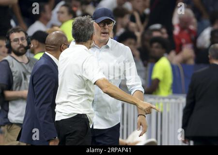 PSG-Trainer Luis Enrique begrüßt Trainer von Olympique Lyonnais Laurent Blanc am Ende des Ligue-1-Fußballspiels zwischen Olympique Lyonnais (Lyon, OL) und Paris Saint-Germain (PSG) am 3. September 2023 im Groupama-Stadion in Decines-Charpieu bei Lyon, Frankreich Stockfoto