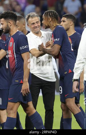 PSG-Trainer Luis Enrique begrüßt Bradley Barcola von PSG nach dem Ligue-1-Fußballspiel der französischen Meisterschaft zwischen Olympique Lyonnais (Lyon, OL) und Paris Saint-Germain (PSG) am 3. September 2023 im Groupama-Stadion in Decines-Charpieu bei Lyon, Frankreich Stockfoto
