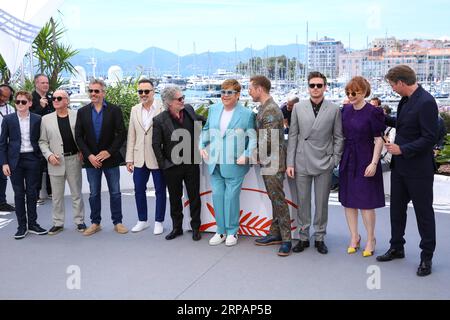 (190516) -- CANNES, 16. Mai 2019 (Xinhua) -- Regisseur Dexter Fletcher (5. L), Produzent Elton John (5. R) und andere Schauspieler posieren während eines Fotocalls für den Film Rocketman, der während des 72. Cannes Film Festivals in Cannes, Frankreich, am 16. Mai 2019 in der Hors-Wettbewerb-Sektion gezeigt wurde. (Xinhua/Zhang Cheng) FRANCE-CANNES-FILM FESTIVAL-PHOTOCALL-ROCKETMAN PUBLICATIONxNOTxINxCHN Stockfoto