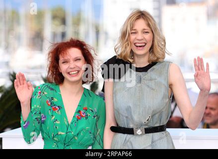 (190516) -- CANNES, 16. Mai 2019 (Xinhua) -- Victoria Miroshnichenko (L) und Vasilisa Perelygina posieren während eines Fotobesuchs für den Film Beanpole, der während des 72. Cannes Film Festivals in Cannes, Frankreich, am 16. Mai 2019 in der Sektion UN Certain Respect gezeigt wurde. (Xinhua/Gao Jing) FRANCE-CANNES-FILM FESTIVAL-PHOTOCALL-BEANPOLE PUBLICATIONxNOTxINxCHN Stockfoto