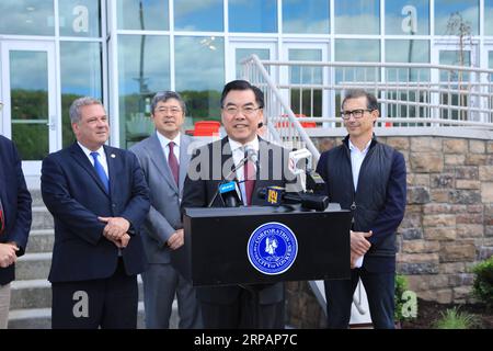 (190516) - NEW YORK, 16. Mai 2019 (Xinhua) - Huang Ping (C), Chinesischer Generalkonsul in New York, gibt eine Rede während einer Ribbon Cutting in der Stadt Yonkers, im US-Bundesstaat New York, am 15. Mai 2019. Eine China-investiert Wohnhaus offiziell am Mittwoch in der Stadt Yonkers eröffnet, im US-Bundesstaat New York. Die River Club am Hudson Park, ein 214-unit Luxus Apartment Gebäude, das ist ein Public Private Partnership Projekt entwickelt von China Construction Nordamerika (CCA) seit 2015. Es half, führen Sie die drei Phasen Hudson Park Development Plan, der mehr tha gestartet wurde Stockfoto