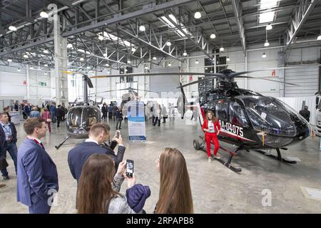 (190516) -- MOSKAU, 16. Mai 2019 -- Besucher machen Fotos während der internationalen HeliRussia-Messe 2019 in Moskau, Russland, am 16. Mai 2019. Die Ausstellung findet hier vom 16. Mai bis 18. Mai statt. ) RUSSLAND-MOSKAU-HUBSCHRAUBER EXPO AlexanderxZemlianichenkoxJr PUBLICATIONxNOTxINxCHN Stockfoto
