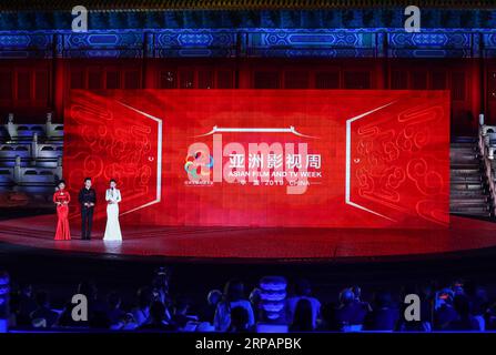 (190517) -- PEKING, 17. Mai 2019 (Xinhua) -- Foto aufgenommen am 16. Mai 2019 zeigt die Eröffnungszeremonie der Asiatischen Film- und Fernsehwoche im Kulturpalast der Werktätigen in Peking, der Hauptstadt Chinas. Die Asiatische Film- und Fernsehwoche, Teil der Konferenz über den Dialog asiatischer Zivilisationen (CDAC), findet vom 16. Bis 23. Mai in China statt. Insgesamt wurden 60 asiatische Filme in den chinesischen Städten Peking, Shanghai, Chengdu, Xi an und Guangzhou gezeigt. (Xinhua/Zhang Yuwei) (CDAC)CHINA-PEKING-ASIATISCHE FILM- UND FERNSEHWOCHE(CN) PUBLICATIONxNOTxINxCHN Stockfoto