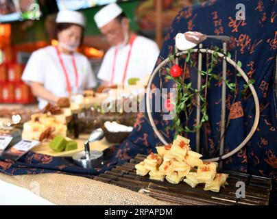 (190517) -- PEKING, 17. Mai 2019 (Xinhua) -- Snacks werden während des Asiatischen Kochfestivals im Olympiapark in Peking, der Hauptstadt Chinas, am 16. Mai 2019 gesehen. Das einwöchige Asian Cuisine Festival fand im Rahmen der Konferenz über den Dialog asiatischer Zivilisationen (CDAC) in vier Städten Peking, Hangzhou, Chengdu und Guangzhou statt. (Xinhua/Zhang Chenlin) (CDAC)CHINA-ASIAN CUISINE FESTIVAL(CN) PUBLICATIONxNOTxINxCHN Stockfoto