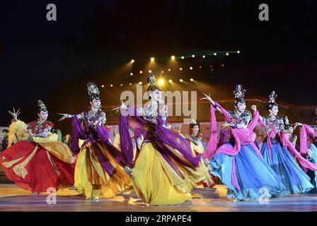 (190517) -- PEKING, 17. Mai 2019 (Xinhua) -- Tänzer treten während der Eröffnungszeremonie der Asiatischen Film- und Fernsehwoche im Kulturpalast der Werktätigen in Peking, der Hauptstadt Chinas, am 16. Mai 2019 auf. Die Asiatische Film- und Fernsehwoche, Teil der Konferenz über den Dialog asiatischer Zivilisationen (CDAC), findet vom 16. Bis 23. Mai in China statt. Insgesamt wurden 60 asiatische Filme in den chinesischen Städten Peking, Shanghai, Chengdu, Xi an und Guangzhou gezeigt. (Xinhua/Yin Bogu) (CDAC)CHINA-PEKING-ASIATISCHE FILM- UND FERNSEHWOCHE(CN) PUBLICATIONxNOTxINxCHN Stockfoto