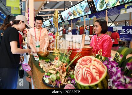 (190517) -- PEKING, 17. Mai 2019 (Xinhua) -- Besucher sehen thailändisches Essen während des Asian Cuisine Festivals im Olympic Park in Peking, Hauptstadt von China, 16. Mai 2019. Das einwöchige Asian Cuisine Festival fand im Rahmen der Konferenz über den Dialog asiatischer Zivilisationen (CDAC) in vier Städten Peking, Hangzhou, Chengdu und Guangzhou statt. (Xinhua/Zhang Chenlin) (CDAC)CHINA-ASIAN CUISINE FESTIVAL(CN) PUBLICATIONxNOTxINxCHN Stockfoto