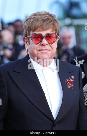 (190517) -- CANNES, 17. Mai 2019 (Xinhua) -- Produzent Elton John posiert auf dem roten Teppich für die Premiere des Films Rocketman bei den 72. Filmfestspielen in Cannes, Frankreich, am 16. Mai 2019. Vom 14. Bis 25. Mai finden hier die 72. Filmfestspiele von Cannes statt. (Xinhua/Zhang Cheng) FRANKREICH-CANNES-FILM ROCKETMAN-PREMIERE PUBLICATIONxNOTxINxCHN Stockfoto