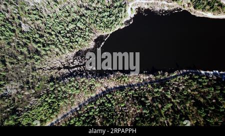 (190517) -- YICHUN, 17. Mai 2019 (Xinhua) -- Luftaufnahme, aufgenommen am 15. Mai 2019, zeigt die Landschaft des Tianci-Sees im Wuying National Forest Park in Yichun, nordöstliche Provinz Heilongjiang. Der Park ist mit 93,2 Prozent der Waldbedeckungsrate berühmt für gut erhaltene koreanische Kiefern. (Xinhua/Wang Jianwei) CHINA-YICHUN-NATIONAL FOREST PARK (CN) PUBLICATIONxNOTxINxCHN Stockfoto