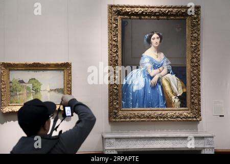 (190517) -- PEKING, 17. Mai 2019 (Xinhua) -- Ein Besucher macht ein Foto von Princesse de Broglie von Jean Auguste Dominique Ingres, ausgestellt im Metropolitan Museum of Art in New York, USA, 15. Mai 2019. Samstag ist der Internationale Museumstag. (Xinhua/Wang Ying) INTERNATIONALER MUSEUMSTAG PUBLICATIONxNOTxINxCHN Stockfoto