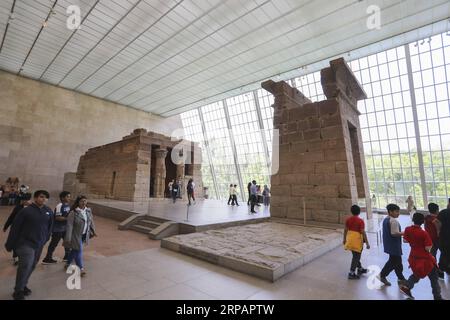 (190517) -- PEKING, 17. Mai 2019 (Xinhua) -- Menschen besuchen den Tempel von Dendur im Metropolitan Museum of Art in New York, USA, 15. Mai 2019. Samstag ist der Internationale Museumstag. (Xinhua/Wang Ying) INTERNATIONALER MUSEUMSTAG PUBLICATIONxNOTxINxCHN Stockfoto