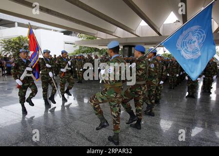 (190517) -- PHNOM PENH, 17. Mai 2019 -- kambodschanische Friedenstruppen nehmen am 17. Mai 2019 an einer Entsendezeremonie in Phnom Penh, Kambodscha, Teil. Kambodscha entsandte am Freitag die sechste Truppe von 298 Soldaten, darunter 25 Frauen, um sich einer Friedensmission der Vereinten Nationen (UN) in der vom Krieg zerrütteten westafrikanischen Nation Mali anzuschließen. Sovannara) KAMBODSCHA-PHNOM PENH-UN-FRIEDENSMISSION-MALI maopengfei PUBLICATIONxNOTxINxCHN Stockfoto