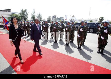 (190517) -- PHNOM PENH, 17. Mai 2019 -- Pol Saroeun (2. L), ein hochrangiger kambodschanischer Minister, der für die Entsendung von Truppen zu den Friedenssicherungsmissionen der Vereinten Nationen verantwortlich ist, und die residierende UN-Koordinatorin in Kambodscha Pauline Tamesis (1. L) nehmen am 17. Mai 2019 an einer Abschickungszeremonie kambodschanischer Friedenssicherungskräfte nach Mali in Phnom Penh (Kambodscha) Teil. Kambodscha entsandte am Freitag die sechste Truppe von 298 Soldaten, darunter 25 Frauen, um sich einer Friedensmission der Vereinten Nationen (UN) in der vom Krieg zerrütteten westafrikanischen Nation Mali anzuschließen. Sovannara) KAMBODSCHA-PHNOM PENH-UN-FRIEDENSMISSION-MALI maopengfei PUBLICATIONxNOTxINxCHN Stockfoto