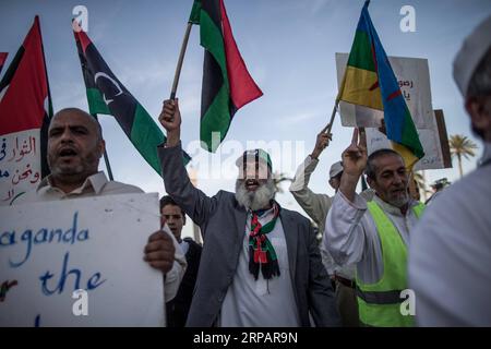 (190517) -- TRIPOLI, 17. Mai 2019 -- Menschen nehmen an einem Protest gegen die Militäroffensive unter der Führung des libyschen Befehlshabers der Nationalen Armee Khalifa Haftar am 17. Mai 2019 auf dem Märtyrerplatz in Tripoli, Libyen, Teil. ) LIBYEN-TRIPOLI-PROTEST AmruxSalahuddien PUBLICATIONxNOTxINxCHN Stockfoto