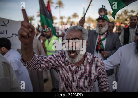 190517 -- TRIPOLI, 17. Mai 2019 -- Menschen nehmen an einem Protest gegen die Militäroffensive unter der Führung des libyschen Befehlshabers der Nationalen Armee Khalifa Haftar am 17. Mai 2019 auf dem Märtyrerplatz in Tripolis Teil. LIBYEN-TRIPOLI-PROTEST AmruxSalahuddien PUBLICATIONxNOTxINxCHN Stockfoto