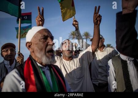 (190517) -- TRIPOLI, 17. Mai 2019 -- Menschen nehmen an einem Protest gegen die Militäroffensive unter der Führung des libyschen Befehlshabers der Nationalen Armee Khalifa Haftar am 17. Mai 2019 auf dem Märtyrerplatz in Tripoli, Libyen, Teil. ) LIBYEN-TRIPOLI-PROTEST AmruxSalahuddien PUBLICATIONxNOTxINxCHN Stockfoto