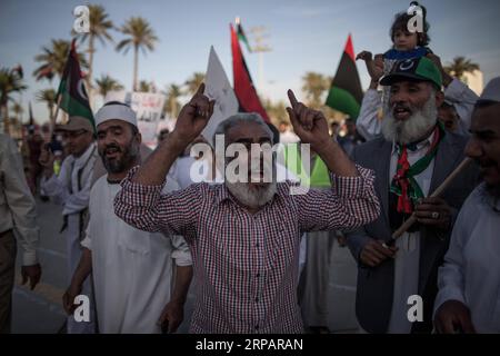 (190517) -- TRIPOLI, 17. Mai 2019 -- Menschen nehmen an einem Protest gegen die Militäroffensive unter der Führung des libyschen Befehlshabers der Nationalen Armee Khalifa Haftar am 17. Mai 2019 auf dem Märtyrerplatz in Tripoli, Libyen, Teil. ) LIBYEN-TRIPOLI-PROTEST AmruxSalahuddien PUBLICATIONxNOTxINxCHN Stockfoto