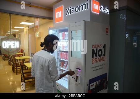 (190518) -- BANGALORE, 18. Mai 2019 -- Ein Käufer verwendet den ersten Mi Express Kiosk, einen Automaten des chinesischen Xiaomi, in Bangalore, Indien, 17. Mai 2019. Xiaomi, ein chinesisches Elektronikunternehmen mit Hauptsitz in Peking, kündigte eine neue innovative Mi Express Kiosk-Initiative in Bangalore, Indien, an. In einer Veröffentlichung der Ankündigung heißt es, dass die neuen Mi Express-Kioske Verkaufsautomaten sind, mit denen Verbraucher und Mi-Fans Xiaomi Smartphones und mobiles Zubehör direkt erwerben können. Die Kioske sind so konzipiert, dass sie alle Arten von Zahlungen mit Kreditkarten, Debitkarten, Bargeld und UPI akzeptieren können, was sie zu einem äußerst C macht Stockfoto