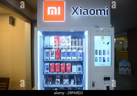 (190518) -- BANGALORE, 18. Mai 2019 -- Foto aufgenommen am 17. Mai 2019 zeigt den ersten Mi Express Kiosk, einen Automaten des chinesischen Xiaomi, installiert in Bangalore, Indien. Xiaomi, ein chinesisches Elektronikunternehmen mit Hauptsitz in Peking, kündigte eine neue innovative Mi Express Kiosk-Initiative in Bangalore, Indien, an. In einer Veröffentlichung der Ankündigung heißt es, dass die neuen Mi Express-Kioske Verkaufsautomaten sind, mit denen Verbraucher und Mi-Fans Xiaomi Smartphones und mobiles Zubehör direkt erwerben können. Die Kioske sind so konzipiert, dass sie alle Arten von Zahlungen akzeptieren, ob Kreditkarten, Debitkarten, Bargeld oder UPI Stockfoto