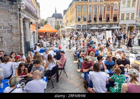 Lille, Frankreich. September 2023. Die Menschen genießen Muscheln während des jährlichen Braderie de Lille Flohmarktes in Lille, Nordfrankreich, 3. September 2023. Die jährliche Braderie de Lille startete hier am ersten Septemberwochenende. Muscheln und pommes frites sind bei Touristen beliebt. Quelle: Sebastien Courdji/Xinhua/Alamy Live News Stockfoto