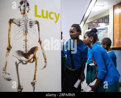 (190518) -- PEKING, 18. Mai 2019 (Xinhua) -- Studenten lesen die Einführung von Lucy im National Museum of Ethiopia in Addis Abeba, Äthiopien, 17. Mai 2019. Lucy, ein 3,2 Millionen Jahre altes weibliches Skelett-Fossil, wurde 1974 in Äthiopien entdeckt. Am 18. Mai findet der Internationale Museumstag statt. (Xinhua/LYU Shuai) INTERNATIONALER MUSEUMSTAG PUBLICATIONxNOTxINxCHN Stockfoto