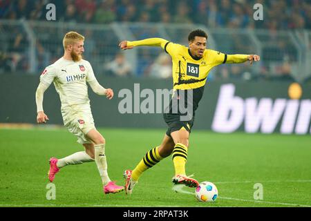 Sebastien Haller, BVB 9 konkurrieren um den Ball, Tackle, Duell, Header, zweikampf, Action, Kampf gegen Jan-Niklas Beste, HDH Nr. 37 im Spiel BORUSSIA DORMUND - 1. FC HEIDENHEIM 2-2 am 1. September 2023 in Dortmund. Staffel 2023/2024, 1.Bundesliga, BVB, Spieltag 3, 3.Spieltag © Peter Schatz / Alamy Live News - DFL-VORSCHRIFTEN VERBIETEN DIE VERWENDUNG VON FOTOS als BILDSEQUENZEN und/oder QUASI-VIDEO - Stockfoto