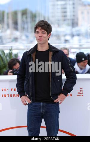 (190518) -- CANNES, 18. Mai 2019 (Xinhua) -- Schauspieler Phenix Brossard posiert während eines Fotocalls für den Film Little Joe auf dem 72. Cannes Film Festival in Cannes, Frankreich, 18. Mai 2019. Der Film Little Joe der österreichischen Regisseurin Jessica Hausner wird während der 72. Filmfestspiele von Cannes, die vom 14. Bis 25. Mai stattfinden, um die Palme d oder mit anderen 20 Spielfilmen konkurrieren. (Xinhua/Zhang Cheng) FRANCE-CANNES-FILM FESTIVAL-PHOTOCALL-LITTLE JOE PUBLICATIONxNOTxINxCHN Stockfoto