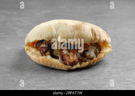 Pita-Brot mit Fleisch- oder Lammfleischbällchen, eingelegter Zwiebel und geschmolzenem Käse Stockfoto