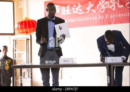 (190518) -- KIGALI, 18. Mai 2019 -- Ruandische Studenten treten am 18. Mai 2019 in Kigali, der Hauptstadt Ruandas, im nationalen Finale des 18. Chinese Bridge Chinese Proficiency Competition for Foreign College Students an. Am Samstag fand hier ein chinesischer Meisterschaftswettbewerb für ruandische Studenten mit einem nationalen Finale statt. ) RUANDA-KIGALI-CHINESISCHER MEISTERSCHAFTSWETTBEWERB GabrielxDusabe PUBLICATIONxNOTxINxCHN Stockfoto