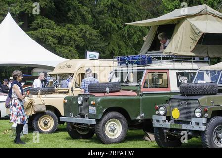 (190518) -- VANCOUVER, 18. Mai 2019 -- die Leute sehen klassische Autos während des 34. Vancouver All British Field Meetings in Vancouver, Kanada, 18. Mai 2019. Das 34. Vancouver All British Field Meet startete am Samstag mit mehr als 500 ausgestellten Autos, was Tausende von Oldtimern anlockte. ) CANADA-VANCOUVER-BRITISH OLDTIMER SHOW LIANGXSEN PUBLICATIONXNOTXINXCHN Stockfoto