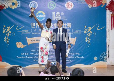 (190518) -- KIGALI, 18. Mai 2019 -- Wang Jiaxin (R), Wirtschafts- und Handelsberater der chinesischen Botschaft in Ruanda, verleiht den Preis an einen ruandischen Studenten im nationalen Finale des 18. Chinese Bridge Chinese Proficiency Competition for Foreign College Students am 18. Mai 2019 in Kigali, der Hauptstadt Ruandas. Am Samstag fand hier ein chinesischer Meisterschaftswettbewerb für ruandische Studenten mit einem nationalen Finale statt. ) RUANDA-KIGALI-CHINESISCHER MEISTERSCHAFTSWETTBEWERB GabrielxDusabe PUBLICATIONxNOTxINxCHN Stockfoto