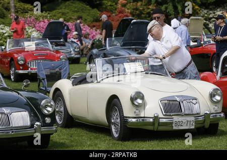 (190518) -- VANCOUVER, 18. Mai 2019 -- Ein Oldtimer-Besitzer zeigt seinen 1956 MG-A Roadster während des 34. Vancouver All British Field Meetings in Vancouver, Kanada, 18. Mai 2019. Das 34. Vancouver All British Field Meet startete am Samstag mit mehr als 500 ausgestellten Autos, was Tausende von Oldtimern anlockte. ) CANADA-VANCOUVER-BRITISH OLDTIMER SHOW LIANGXSEN PUBLICATIONXNOTXINXCHN Stockfoto