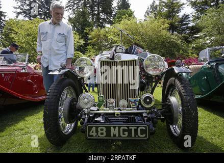 (190518) -- VANCOUVER, 18. Mai 2019 -- Ein Mann betrachtet Ein 1948 MG TC Modell während des 34. Vancouver All British Field Meetings in Vancouver, Kanada, 18. Mai 2019. Das 34. Vancouver All British Field Meet startete am Samstag mit mehr als 500 ausgestellten Autos, was Tausende von Oldtimern anlockte. ) CANADA-VANCOUVER-BRITISH OLDTIMER SHOW LIANGXSEN PUBLICATIONXNOTXINXCHN Stockfoto