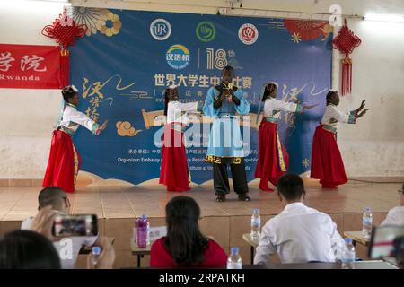 (190518) -- KIGALI, 18. Mai 2019 -- Ruandische Studenten treten am 18. Mai 2019 in Kigali, der Hauptstadt Ruandas, im nationalen Finale des 18. Chinese Bridge Chinese Proficiency Competition for Foreign College Students an. Am Samstag fand hier ein chinesischer Meisterschaftswettbewerb für ruandische Studenten mit einem nationalen Finale statt. ) RUANDA-KIGALI-CHINESISCHER MEISTERSCHAFTSWETTBEWERB GabrielxDusabe PUBLICATIONxNOTxINxCHN Stockfoto