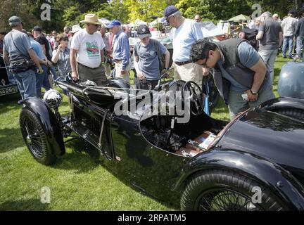 (190518) -- VANCOUVER, 18. Mai 2019 -- Leute schauen sich einen 1946 Riley 14/6 Special Sport Car während des 34. Vancouver All British Field Meetings in Vancouver, Kanada, 18. Mai 2019 an. Das 34. Vancouver All British Field Meet startete am Samstag mit mehr als 500 ausgestellten Autos, was Tausende von Oldtimern anlockte. ) CANADA-VANCOUVER-BRITISH OLDTIMER SHOW LIANGXSEN PUBLICATIONXNOTXINXCHN Stockfoto