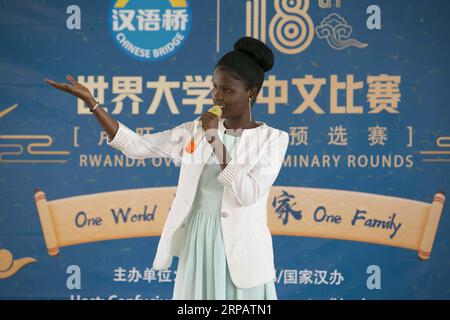 (190518) -- KIGALI, 18. Mai 2019 -- Ein ruandischer Student nimmt am 18. Chinese Bridge Chinese Proficiency Competition for Foreign College Students in Kigali, Hauptstadt Ruandas, am 18. Mai 2019 Teil. Am Samstag fand hier ein chinesischer Meisterschaftswettbewerb für ruandische Studenten mit einem nationalen Finale statt. ) RUANDA-KIGALI-CHINESISCHER MEISTERSCHAFTSWETTBEWERB GabrielxDusabe PUBLICATIONxNOTxINxCHN Stockfoto