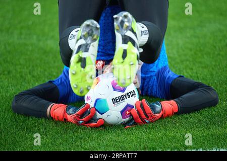 Kevin MÜLLER, Torhüter HDH 1 beim warm-up im Spiel BORUSSIA DORMUND - 1. FC HEIDENHEIM 2-2 am 1. September 2023 in Dortmund. Staffel 2023/2024, 1.Bundesliga, BVB, Spieltag 3, 3.Spieltag © Peter Schatz / Alamy Live News - DFL-VORSCHRIFTEN VERBIETEN DIE VERWENDUNG VON FOTOS als BILDSEQUENZEN und/oder QUASI-VIDEO - Stockfoto