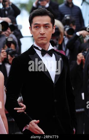 (190519) -- CANNES, 19. Mai 2019 (Xinhua) -- Schauspieler Hu GE posiert auf dem roten Teppich für die Premiere des chinesischen Films Wild Goose Lake beim 72. Filmfestival in Cannes, Frankreich, am 18. Mai 2019. Vom 14. Bis 25. Mai finden hier die 72. Filmfestspiele von Cannes statt. (Xinhua/Zhang Cheng) FRANKREICH-CANNES-CHINESISCHER FILM-ROTER TEPPICH PUBLICATIONxNOTxINxCHN Stockfoto