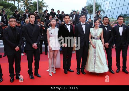 (190519) -- CANNES, 19. Mai 2019 (Xinhua) -- Regisseur Diao Yinan (4. R) und Darsteller posieren auf dem roten Teppich für die Premiere des chinesischen Films Wilder Gänsesee beim 72. Cannes Filmfestival in Cannes, Frankreich, am 18. Mai 2019. Vom 14. Bis 25. Mai finden hier die 72. Filmfestspiele von Cannes statt. (Xinhua/Zhang Cheng) FRANKREICH-CANNES-CHINESISCHER FILM-ROTER TEPPICH PUBLICATIONxNOTxINxCHN Stockfoto