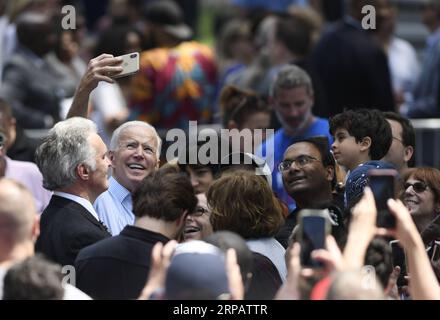 (190519) -- PHILADELPHIA, 19. Mai 2019 -- der ehemalige US-Vizepräsident Joe Biden nimmt Selfie mit Unterstützern während einer Kundgebung in Philadelphia am 18. Mai 2019. Joe Biden startete am Samstag seine Wahlkampagne für die Präsidentschaftswahlen 2020 in Philadelphia. US-PHILADELPHIA-JOE BIDEN-PRÄSIDENTSCHAFTSWAHLKAMPF LIUXJIE PUBLICATIONXNOTXINXCHN Stockfoto