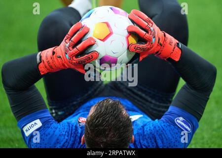 Kevin MÜLLER, Torhüter HDH 1 beim warm-up im Spiel BORUSSIA DORMUND - 1. FC HEIDENHEIM 2-2 am 1. September 2023 in Dortmund. Staffel 2023/2024, 1.Bundesliga, BVB, Spieltag 3, 3.Spieltag © Peter Schatz / Alamy Live News - DFL-VORSCHRIFTEN VERBIETEN DIE VERWENDUNG VON FOTOS als BILDSEQUENZEN und/oder QUASI-VIDEO - Stockfoto